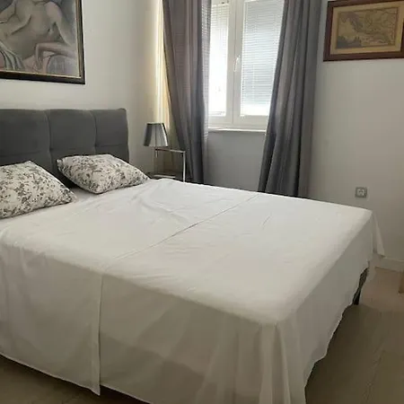 Reas Peace - Luxury In Center Split